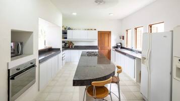 Apartment | 5 bilik tidur, meja, Internet
