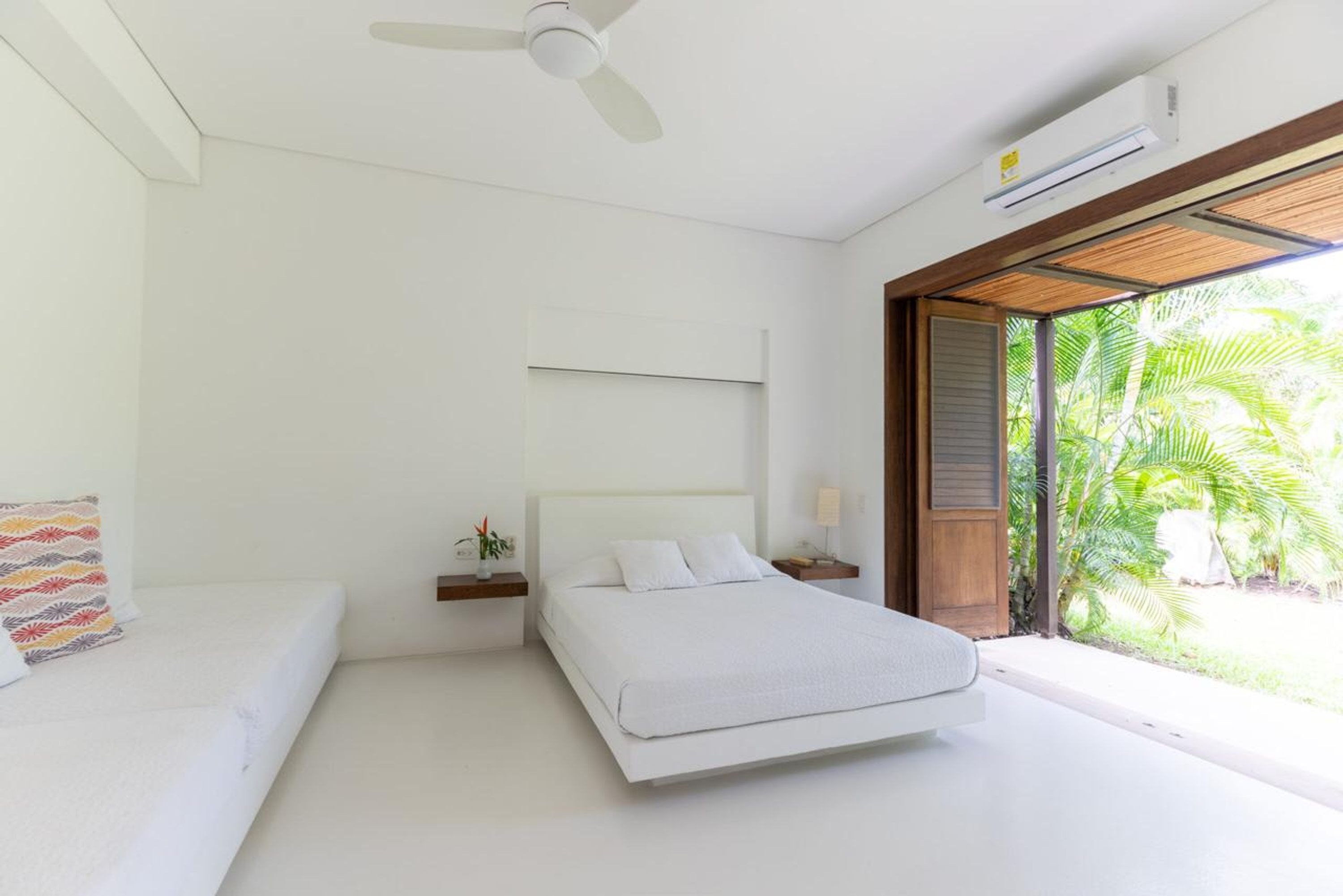 4 bedrooms, desk, Internet