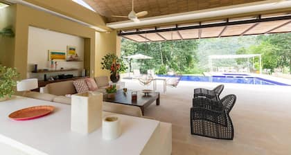 w Beautiful 4BR Villa at Mesa de Yeguas