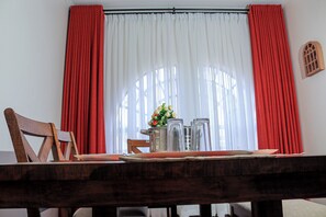 Dining - Near JKIA Airport and SGR Railway Terminal. Ideal for groups and families. (Nairobi)