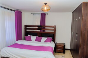 4 bedrooms, iron/ironing board, WiFi, bed sheets - Near JKIA Airport and SGR Railway Terminal. Ideal for groups and families. (Nairobi)