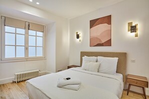 Apartment | Laptop workspace, iron/ironing board, bed sheets - Sumptuous Apartment Louvre/palais Royal (Paris)