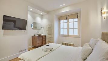 Departamento | Espacio para trabajar con laptop y tabla de planchar con plancha