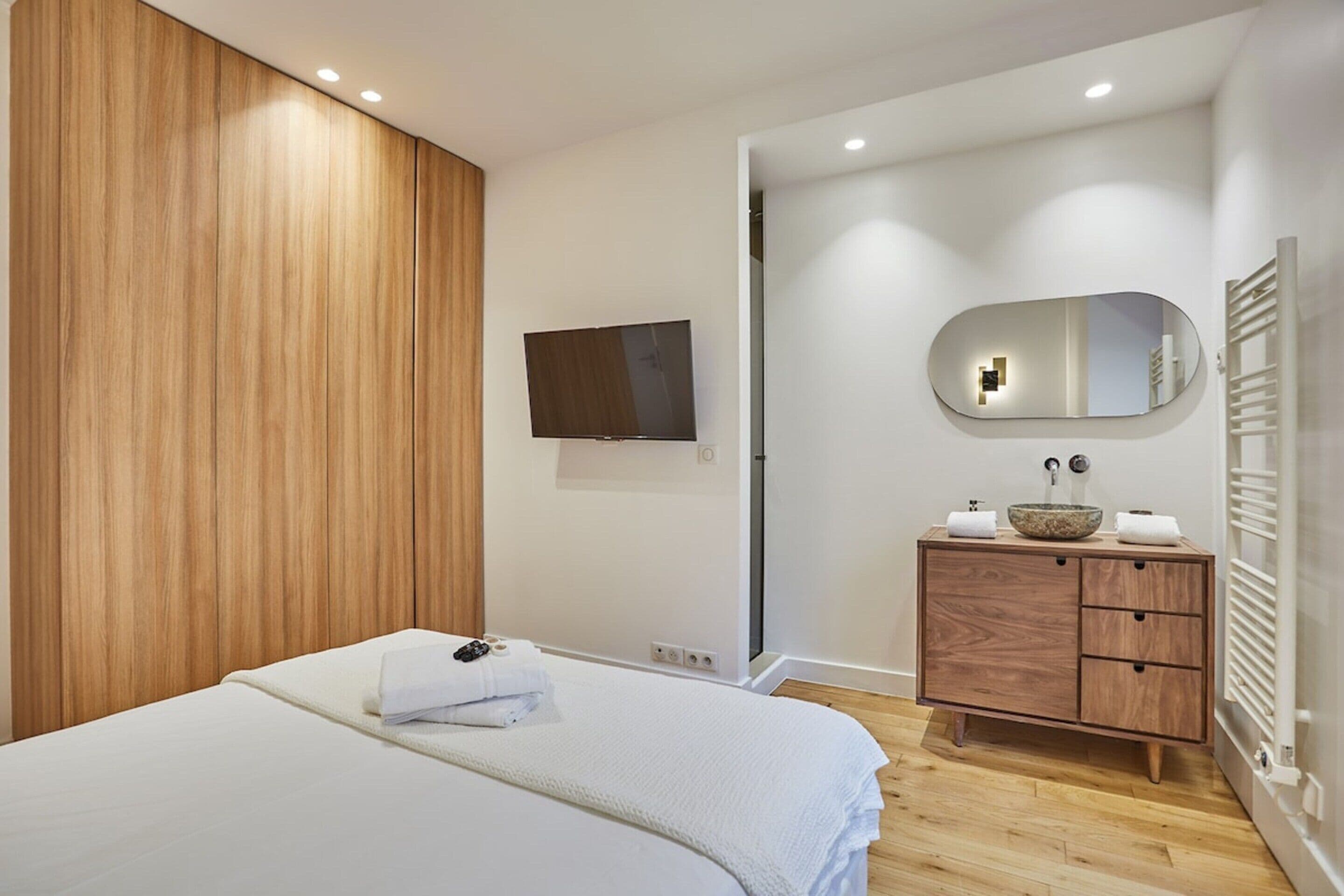 Appartement | Een laptopwerkplek, een strijkplank/strijkijzer, beddengoed