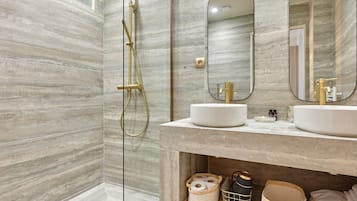 Appartement | Salle de bain | Sèche-cheveux, savon, shampoing