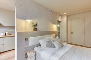 Departamento | Tabla de planchar con plancha y ropa de cama 