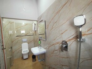 Chuveiro, produtos de toalete grátis, toalhas de banho, sabonete