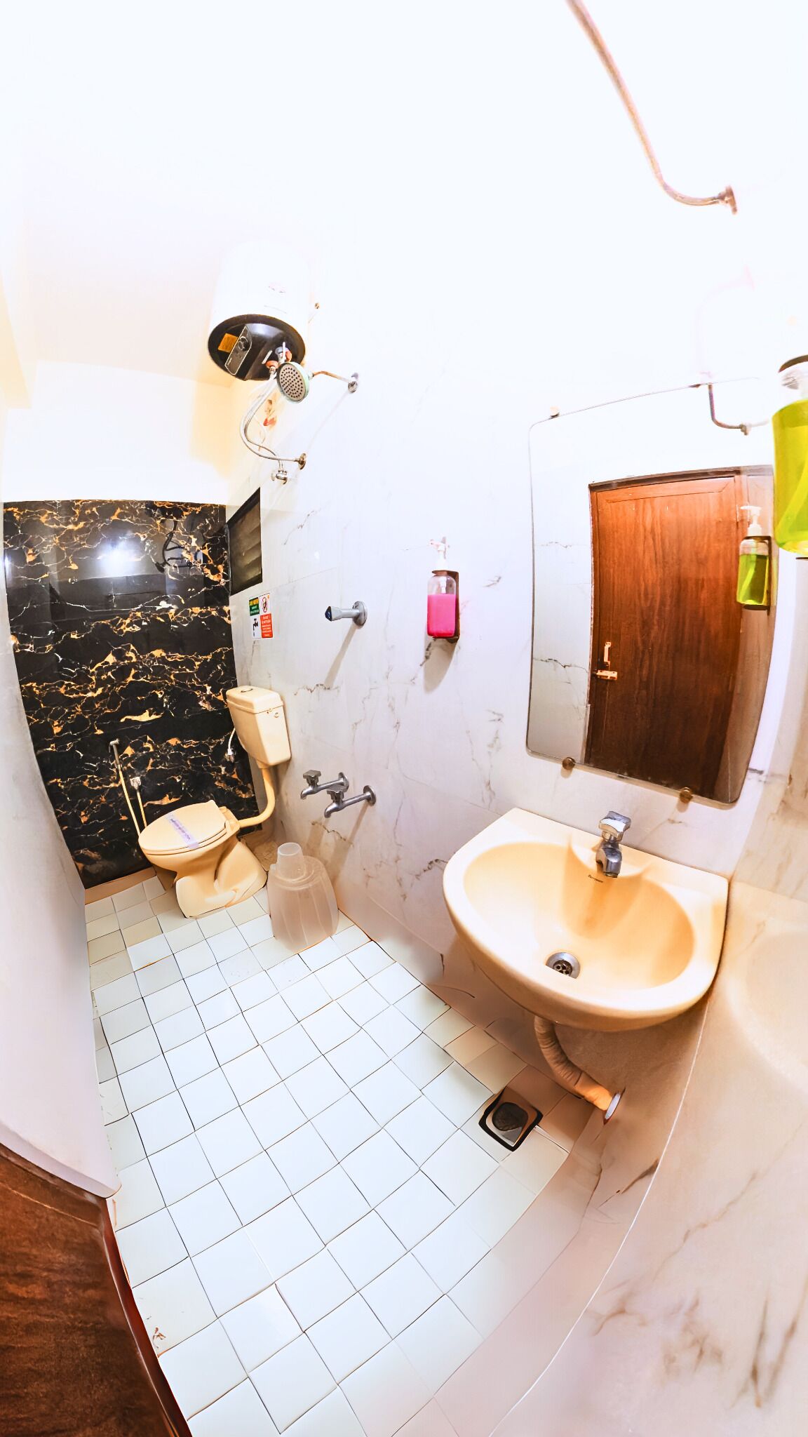 Trippelrum för familj | Badrum | Dusch, gratis toalettartiklar, handdukar och tvål