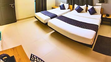 Family Triple Room | Desk, free WiFi