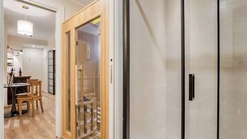 Apartment | Blackout drapes, iron/ironing board, free WiFi