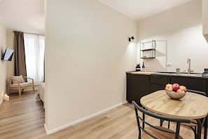 Double Room | Private kitchen | Mini-fridge, stovetop, cookware/dishes/utensils - Welchome suites (Perugia)