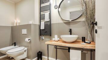 Habitación doble | Baño | Secador de pelo, toallas, jabón y champú