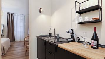 Double Room | Private kitchen | Mini-fridge, stovetop, cookware/dishes/utensils