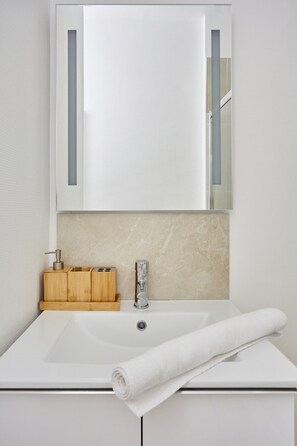 Apartamento | Baño | Secador de pelo, jabón y champú