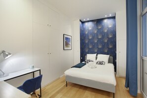 Appartement | Espace de travail pour ordinateurs portables, fer et planche à repasser