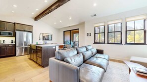 TV, fireplace - Cozy Cabin for 8, Close to Eagle Lodge! (Mammoth Lakes)