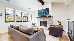 TV, fireplace - Cozy Cabin for 8, Close to Eagle Lodge! (Mammoth Lakes)