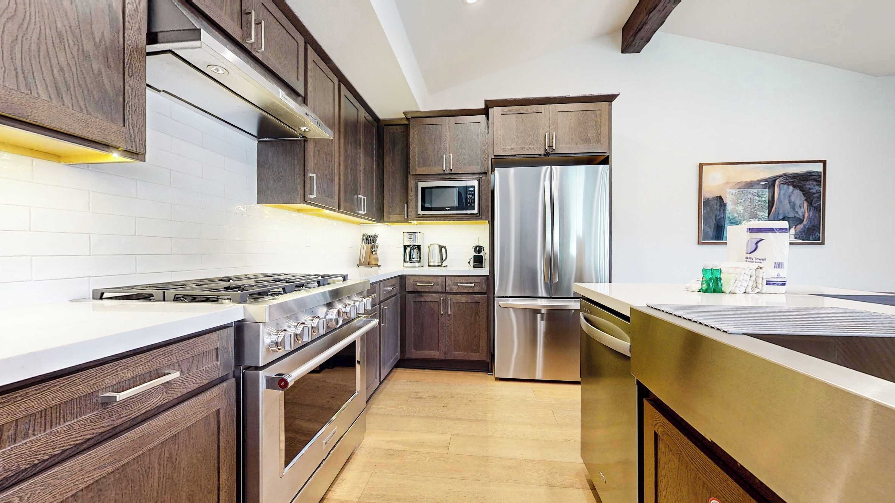 Jääkaappi, mikroaaltouuni, uuni, liesi