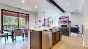 Interior - Cozy Cabin for 8, Close to Eagle Lodge! (Mammoth Lakes)