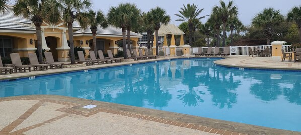 Alberca techada y alberca climatizada