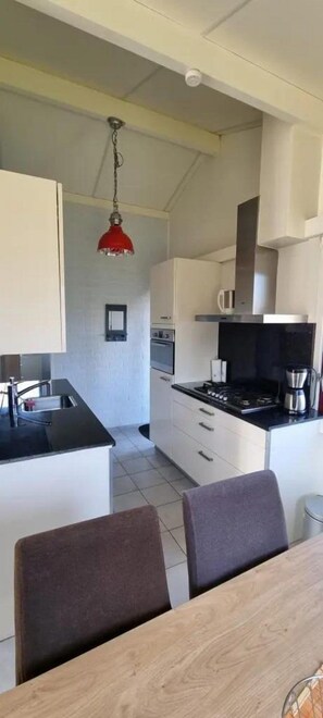 Herdplatte, Geschirrspüler, Wasserkocher mit Kaffee-/Teezubehör