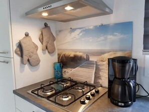 Herdplatte, Geschirrspüler, Wasserkocher mit Kaffee-/Teezubehör, Toaster