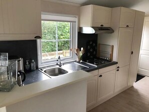 Parrilla de estufa, cafetera y tetera y tostadora