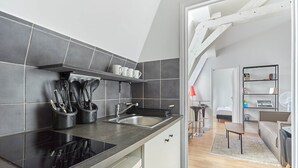 Apartemen | Dapur pribadi | Mesin pembuat kopi/teh, lemari es, microwave, dan kompor