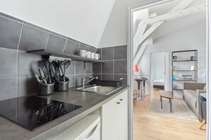 Appartement | Cuisine privée | Réfrigérateur, micro-ondes, plaque de cuisson, cafetière/bouilloire