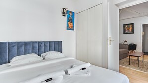 Apartemen | Ruang kerja ramah laptop, setrika/meja setrika, dan seprai linen