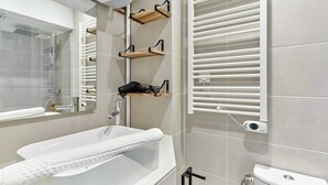 Apartemen | Kamar mandi | Pengering rambut, handuk, sabun, dan sampo