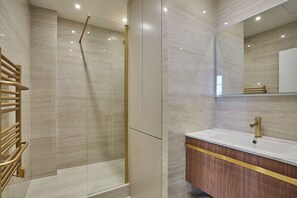 Departamento | Baño | Secadora de cabello, toallas, shampoo, papel de baño 