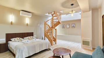 Apartamento | Tabla de planchar con plancha y ropa de cama