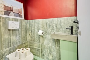 Apartment | Bathroom | Hair dryer, towels, soap, shampoo - Charmant Duplex 1 Chambre Centre de Paris (Paris)