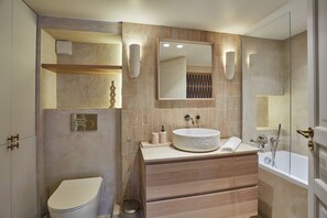 Apartemen | Kamar mandi | Bathtub, pengering rambut, sabun, dan sampo