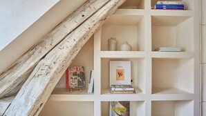 Ein Bücherregal mit Büchern und Dekorationselementen.