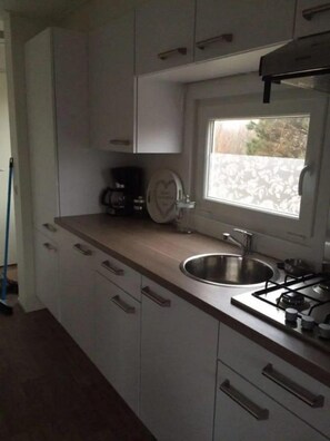 Een kookplaat, een koffiezetapparaat/waterkoker