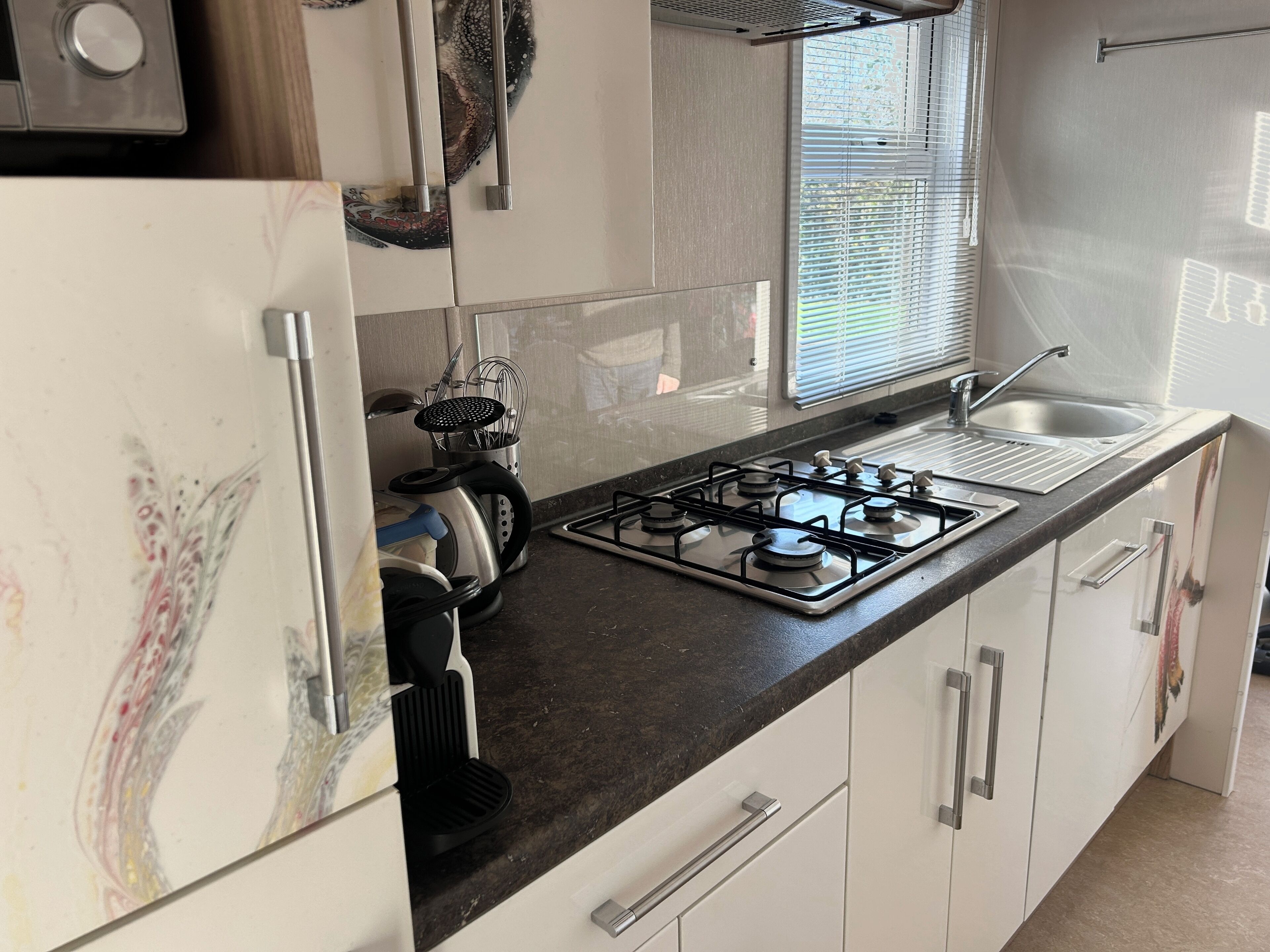 Placa de cocina, lavavajillas, cafetera o tetera y tostadora