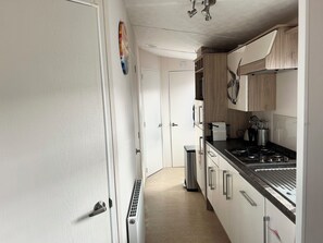 Een kookplaat, een vaatwasser, een koffiezetapparaat/waterkoker