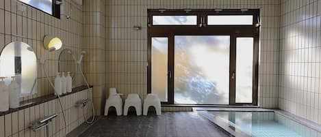 コンフォート ルーム 禁煙 | バスルーム | ヘアドライヤー、タオル、シャンプー、トイレットペーパー