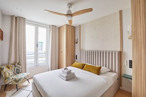 Departamento | Tabla de planchar con plancha y ropa de cama