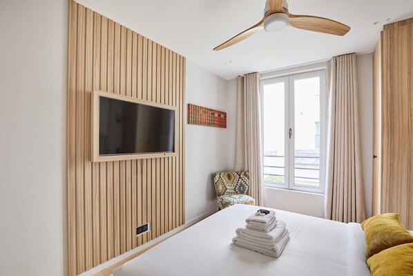 Departamento | Tabla de planchar con plancha y ropa de cama 