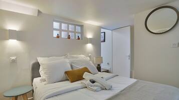 Appartement | Een laptopwerkplek, een strijkplank/strijkijzer, beddengoed