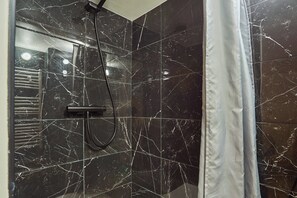 Apartamento | Baño | Secador de pelo, jabón y champú