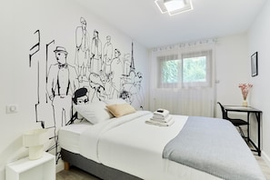 Appartement | Espace de travail pour ordinateurs portables, fer et planche à repasser