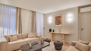 Un salon moderne avec un canapé beige, une table basse ronde et une décoration minimaliste.