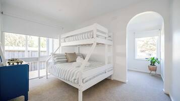 3 Schlafzimmer, Reisekinderbett