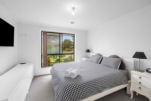 3 bedrooms, iron/ironing board, free WiFi, bed sheets