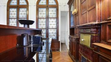 Appartement | Cuisine privée | Cafetière/bouilloire, réfrigérateur, micro-ondes, four