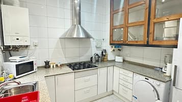 Refrigerador, microondas, parrilla de estufa y tetera eléctrica